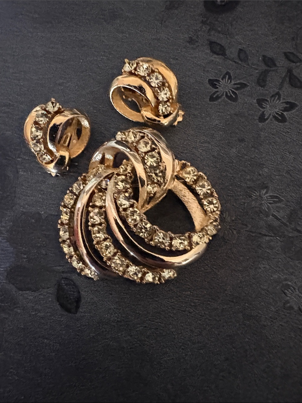 VINTAGE INTERTWINED SWIRL DESIGNED RHINESTONE GOLD-TONE BROOCH EARRING SET - Picture 3 of 9